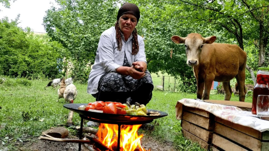 سریال زندگی روستایی - آشپزی در طبیعت - فصل ۱ - مادربزرگ کوفته قلقلی‌های پر شده با سه بیک را در بشقاب آماده کرد