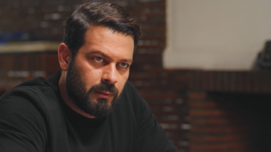 سریال بیگانه‌ای با من است - فصل ۱ - قسمت ۳۲