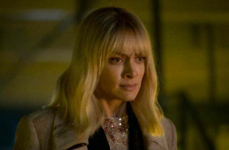 سریال بت وومن - فصل ۱ - قسمت ۱۶ - از طریق شیشه