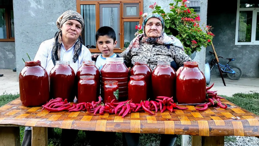 سریال زندگی روستایی - آشپزی در طبیعت - فصل ۱ - مادربزرگ از گوجه فرنگی باغچه خودش رب گوجه فرنگی درست کرد