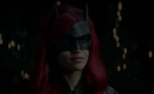 سریال بت وومن - فصل ۱ - قسمت ۱۴ - از گوش به گوش پوزخند زدن