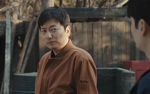 سریال کارآگاه ارشد ۱۹۵۸ - فصل ۱ - قسمت ۴ - لاک پشت زرد