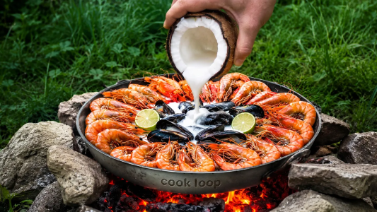 سریال آشپزی در جنگل - فصل ۱ - خورش دریایی برزیلی اصیل پخته شده روی آتش کمپ