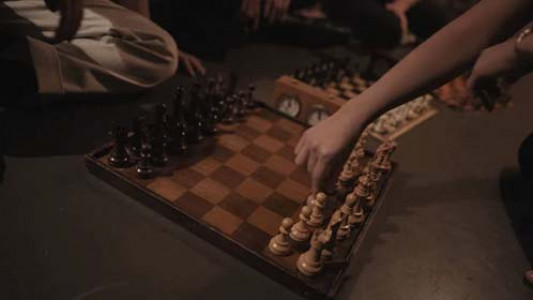 سریال گامبی ملکه - فصل ۱ - قسمت ۶ - تعطیل