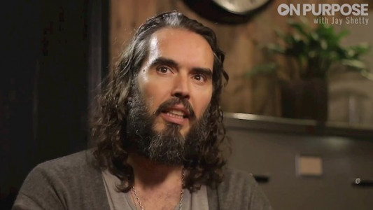 سریال پادکست جی شتی - فصل ۱ - قسمت ۱ - راسل برند راز یافتن هدف شادی در زندگی را به اشتراک می‌گذارد