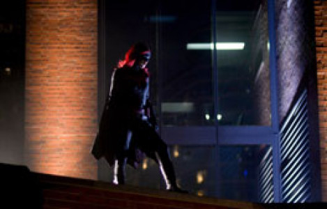 سریال بت وومن - فصل ۱ - قسمت ۴ - کی هستی؟