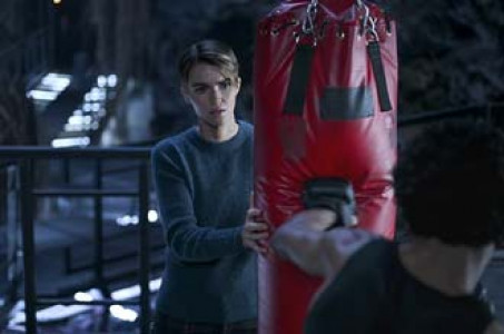 سریال بت وومن - فصل ۱ - قسمت ۱۷ - یک فرار باریک