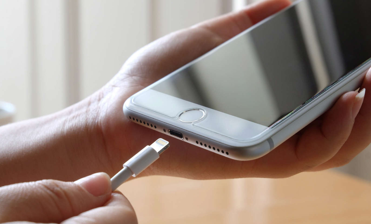 8 مکانی که هرگز نباید گوشی خود را در آن‌ها شارژ کنید