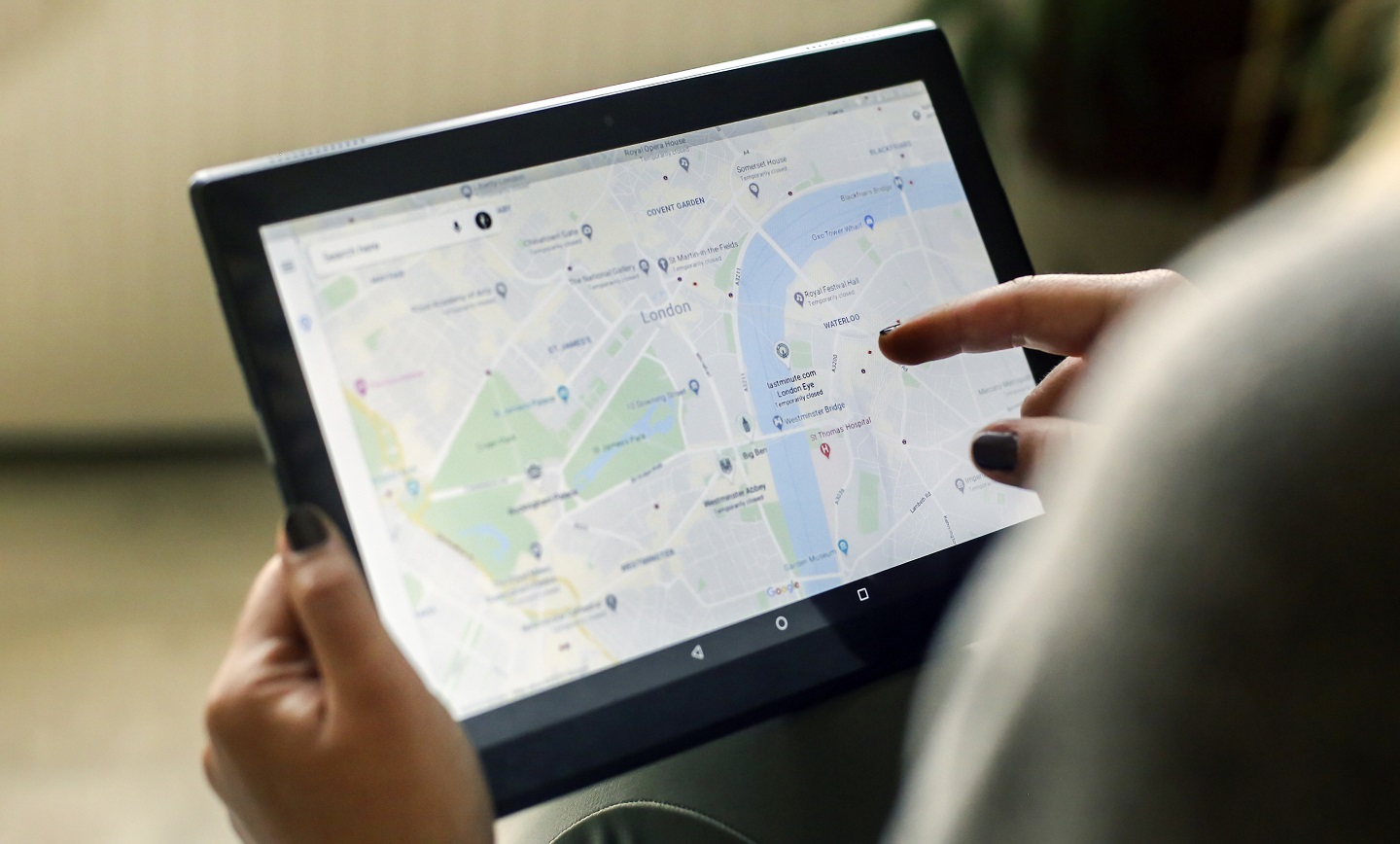 مقایسه نقشه‌های گوگل مپز (Google Maps) در مقابل برنامه ویز (Waze)