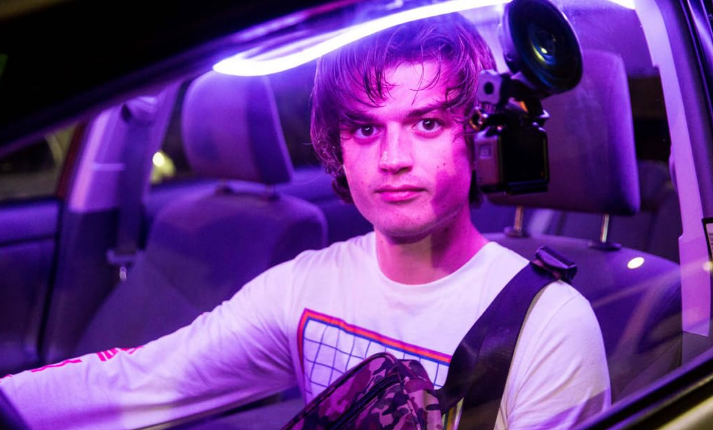 کرت کانکل راننده‌ی ۲۳ ساله‌ی یک سرویس اشتراک سفر  است که رویای شهرت در فضای مجازی و تبدیل شدن به یک ستاره‌ی اینترنتی را در سر می‌پروراند